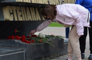 фото к теме - Возложение цветов к памятнику экипажа Степана Горобца